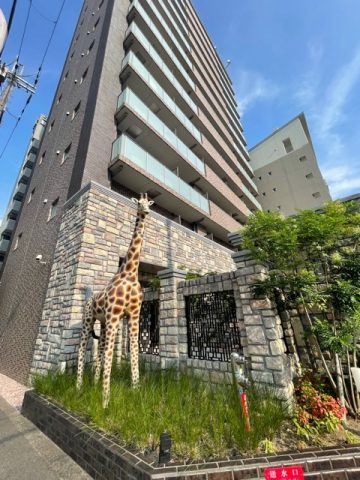 大きなキリンが目印！
